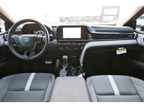Used 2025 Toyota Camry SE w/ Convenience Package image 7