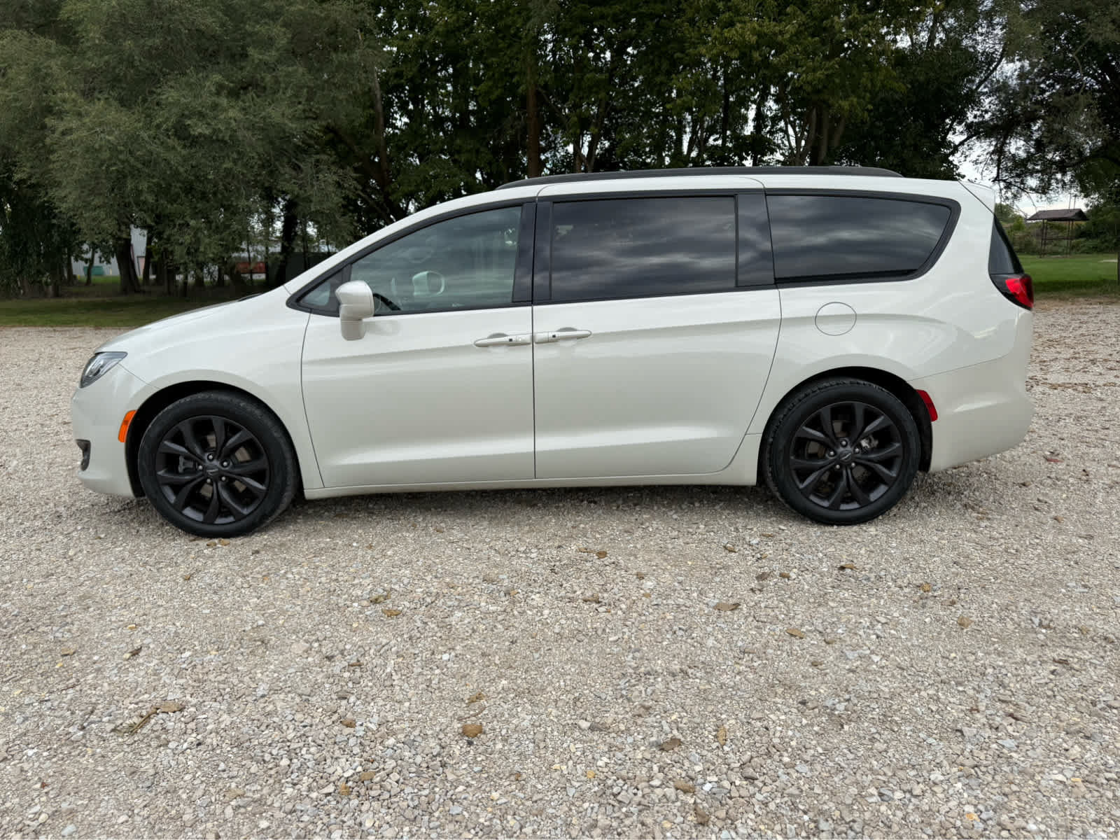 Used 2020 Chrysler Pacifica Touring-L w/ S Appearance Package FWD image 4
