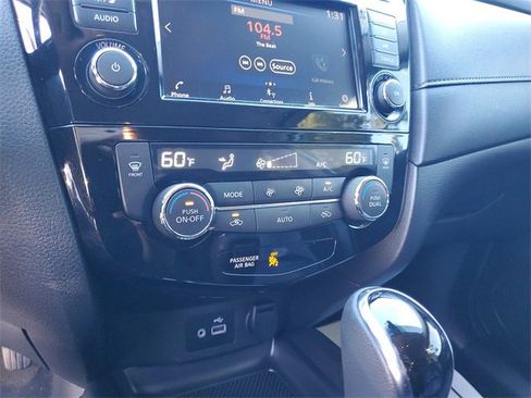 Used 2019 Nissan Rogue SV image 22