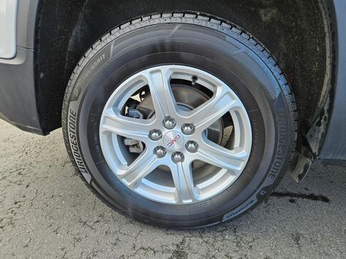 Used 2017 GMC Acadia SLE image 6