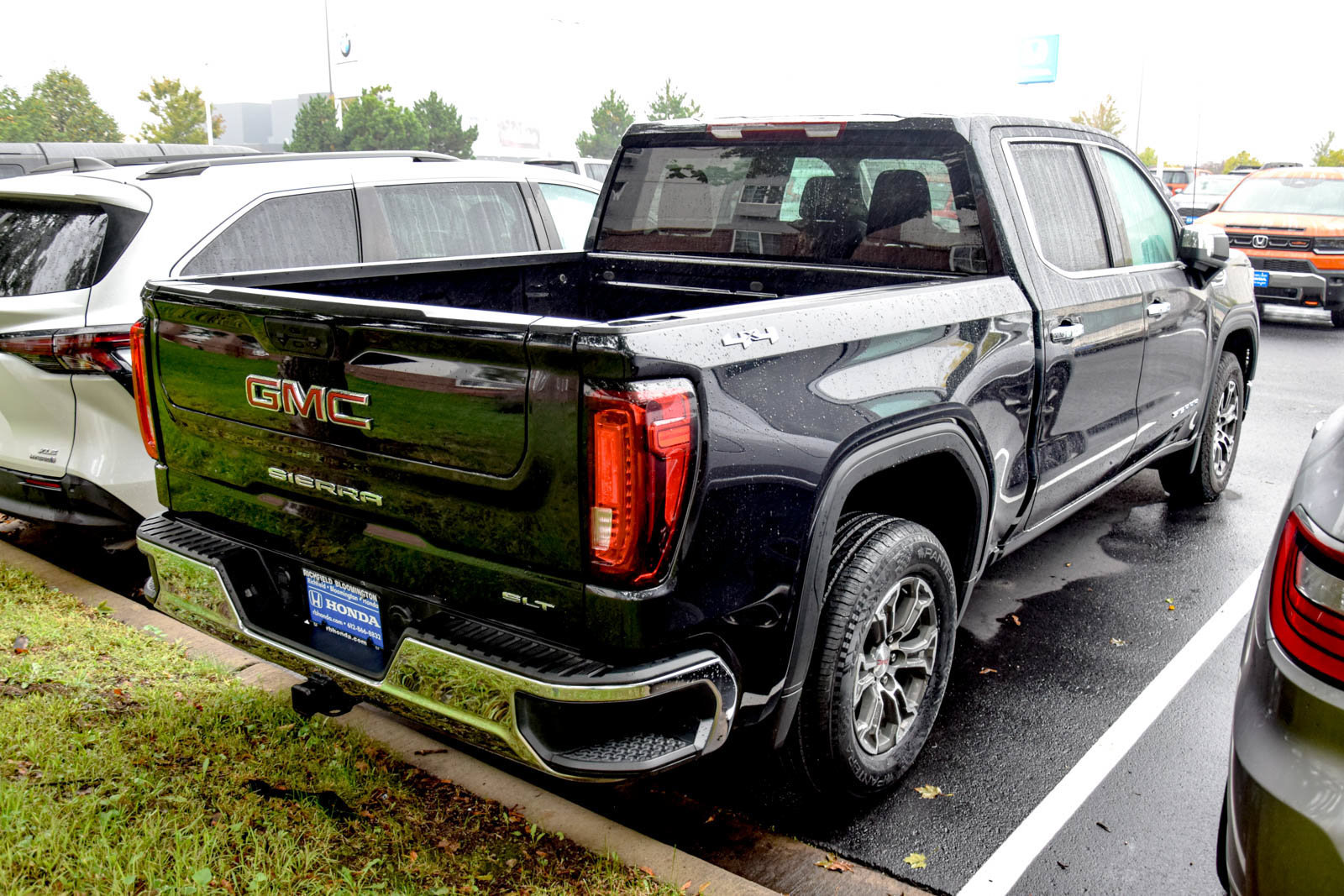 Used 2025 GMC Sierra 1500 SLT AWD/4WD image 4