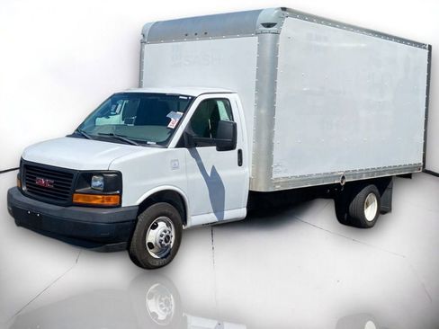 Used 2017 GMC Savana 3500 Extended RWD image 2