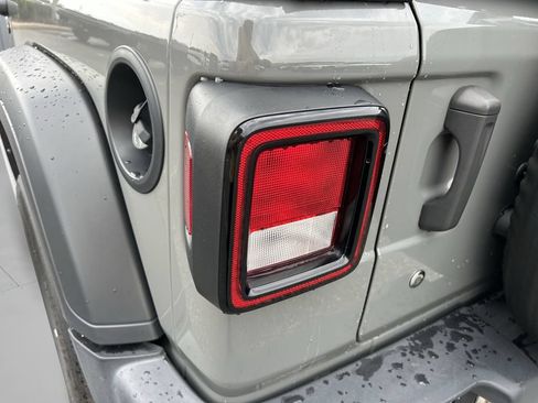 Used 2022 Jeep Wrangler Sport AWD/4WD image 14