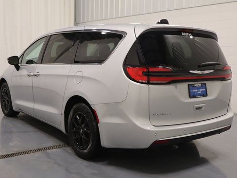 Certified 2024 Chrysler Pacifica Touring-L FWD image 8