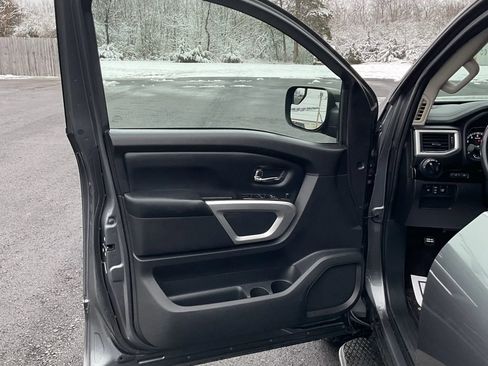 Used 2017 Nissan Titan SV image 19