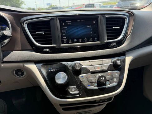 Used 2020 Chrysler Voyager LX image 15