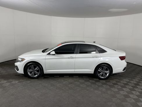Used 2024 Volkswagen Jetta SE w/ Panoramic Sunroof Package image 3