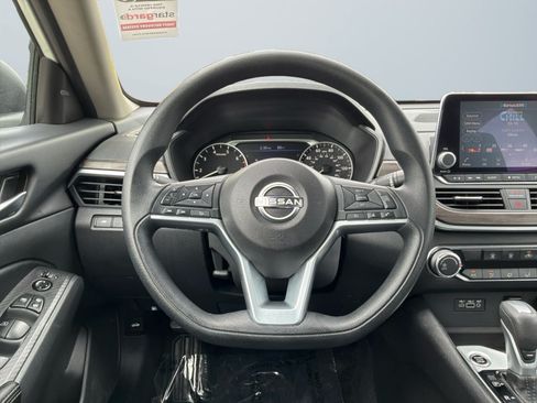 Used 2025 Nissan Altima 2.5 SV FWD image 11