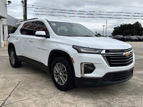 Used 2023 Chevrolet Traverse LT image 2