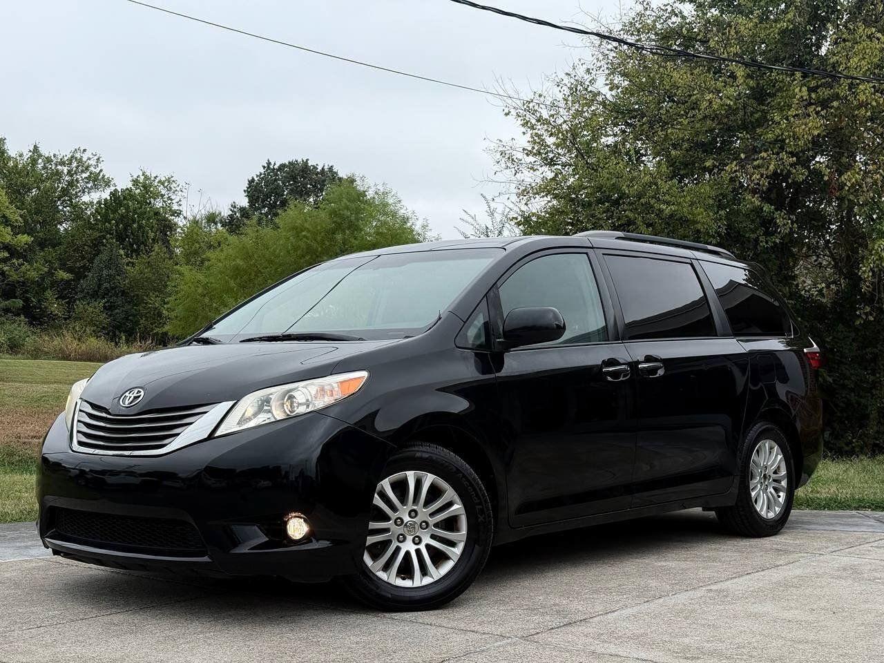 Used 2015 Toyota Sienna XLE w/ XLE Navigation Package FWD image 1