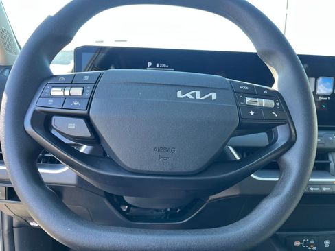 Used 2025 Kia K4 LXS image 29