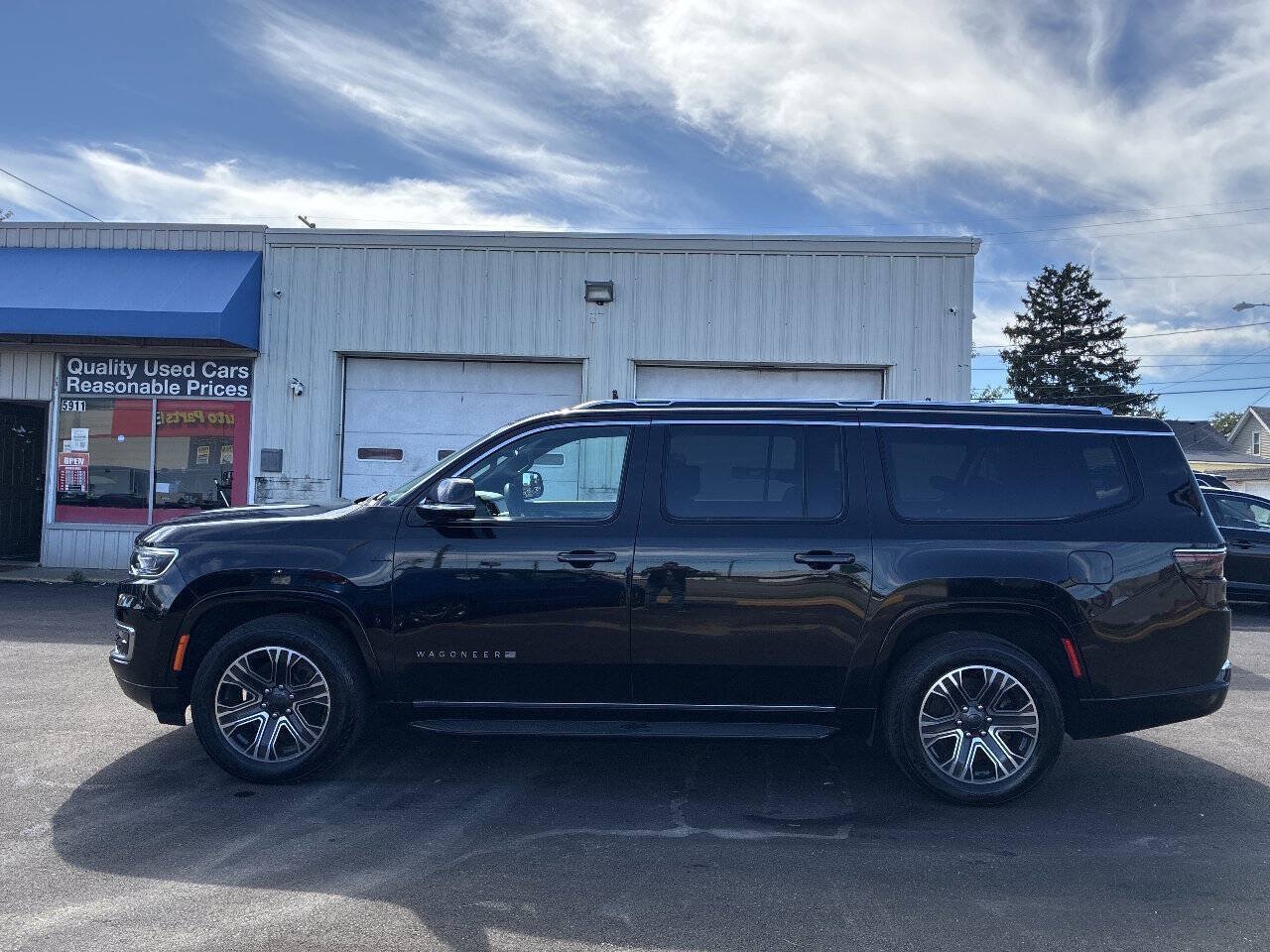 Used 2023 Jeep Wagoneer L Series II AWD/4WD image 4