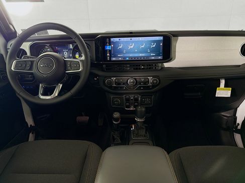 Used 2025 Jeep Wrangler Sahara image 23