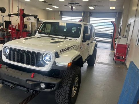 Used 2025 Jeep Wrangler Unlimited Rubicon AWD/4WD image 2
