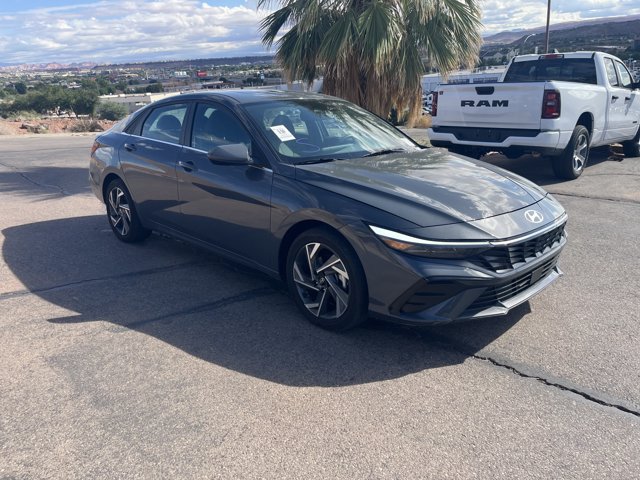Used 2025 Hyundai Elantra SEL FWD image 6