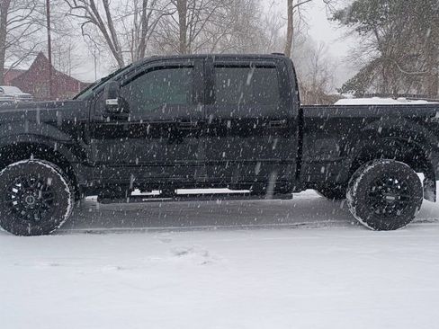 Used 2022 Ford F250 Lariat w/ Black Appearance Package image 4