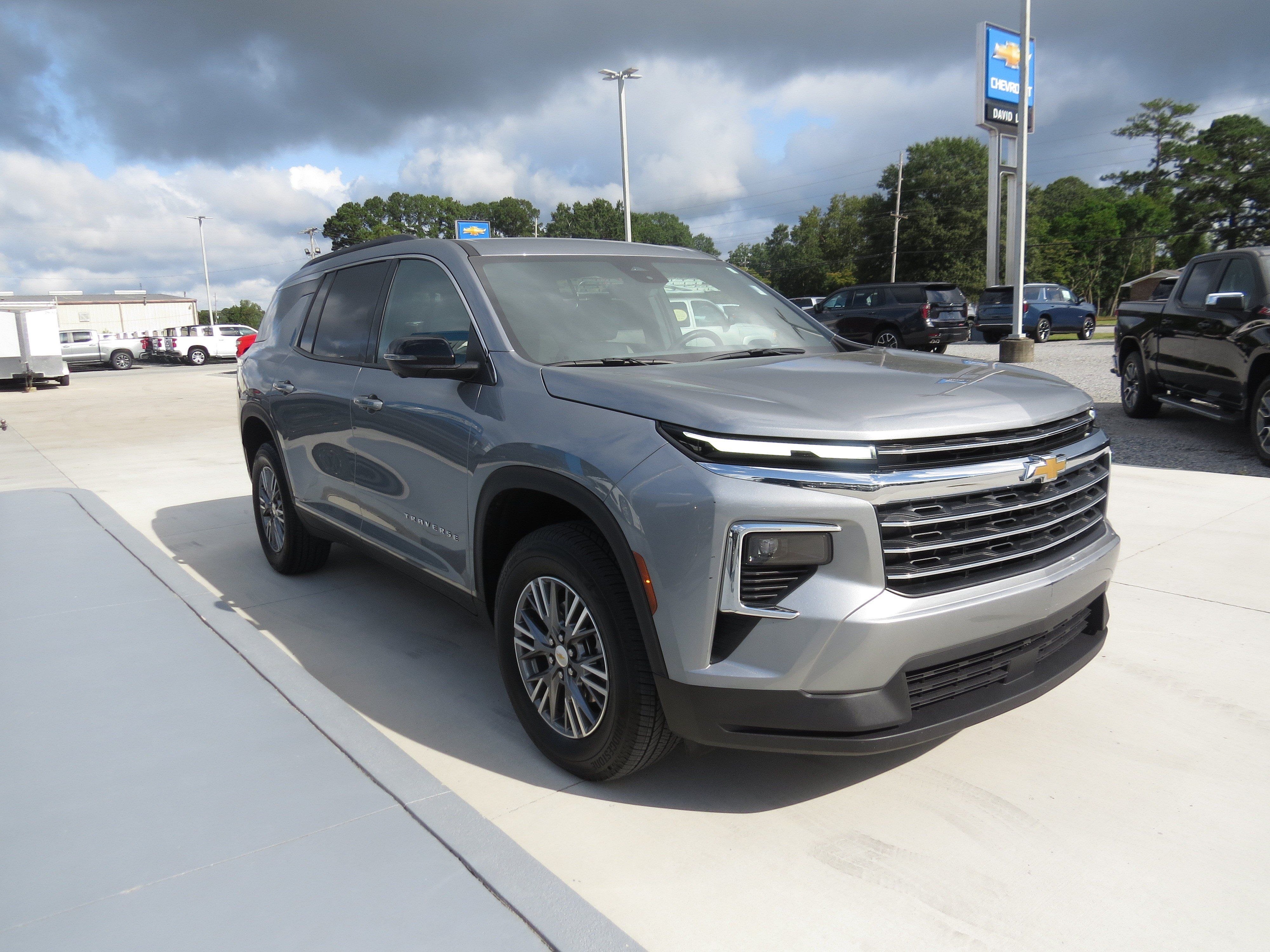 Used 2026 Chevrolet Traverse LT w/ Driver Confidence Package FWD image 3