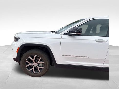 Used 2025 Jeep Grand Cherokee Limited w/ Trailer Tow Package AWD/4WD image 32