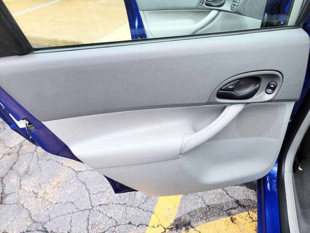 Used 2005 Ford Focus ZX4 Sedan FWD image 11