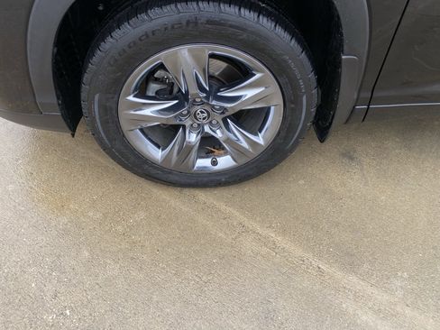 Used 2019 Toyota Highlander Limited Platinum image 2