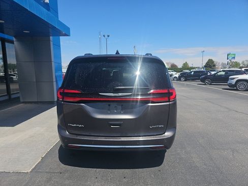 Used 2023 Chrysler Pacifica Limited FWD image 4