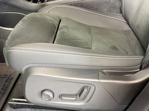 Used 2023 Volvo XC40 Recharge Plus image 18