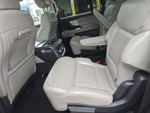 Used 2025 Ford Expedition Active AWD/4WD image 12