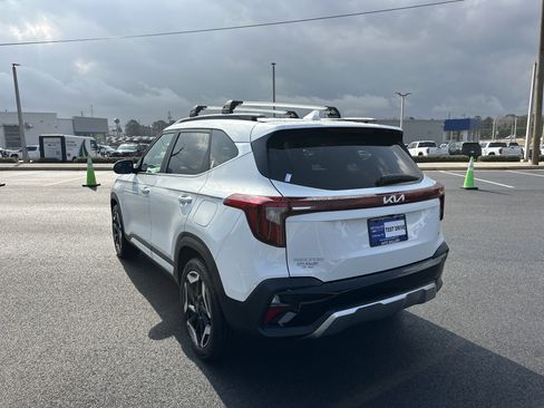 Used 2024 Kia Seltos SX w/ SX Sunroof Package image 8