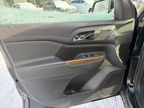 Used 2023 GMC Acadia SLE image 7