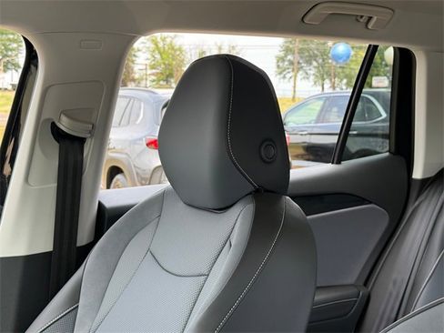 New 2025 Volkswagen Tiguan SE image 11