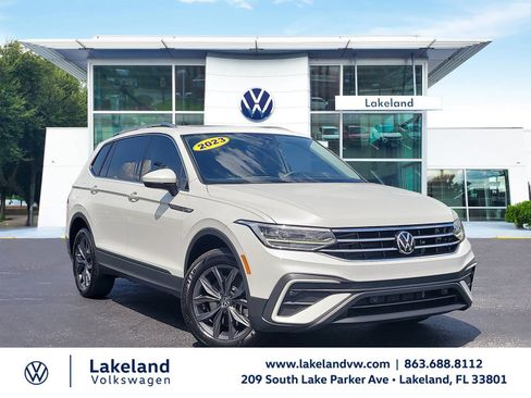 Used 2023 Volkswagen Tiguan SE w/ Panoramic Sunroof Package FWD image 1