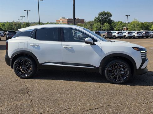 New 2025 Nissan Kicks SR w/ SR Premium Package image 2