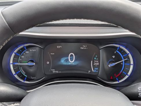 Used 2024 Chrysler Pacifica Limited FWD image 28