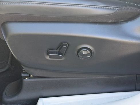 Used 2024 Chrysler Pacifica Limited FWD image 32