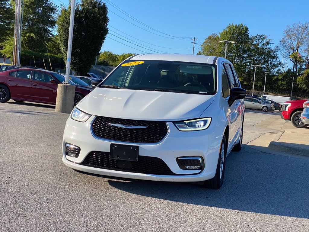 Used 2024 Chrysler Pacifica Touring-L FWD image 3