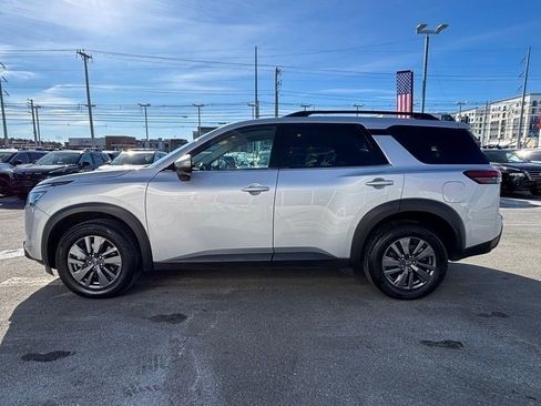 Used 2024 Nissan Pathfinder SV image 6