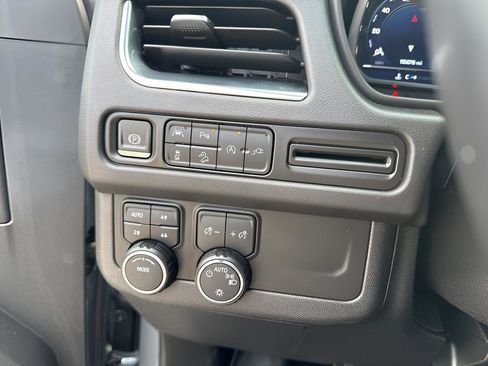 Used 2022 Chevrolet Suburban Z71 image 29