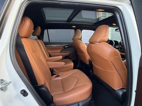 Used 2022 Toyota Highlander Platinum FWD image 18