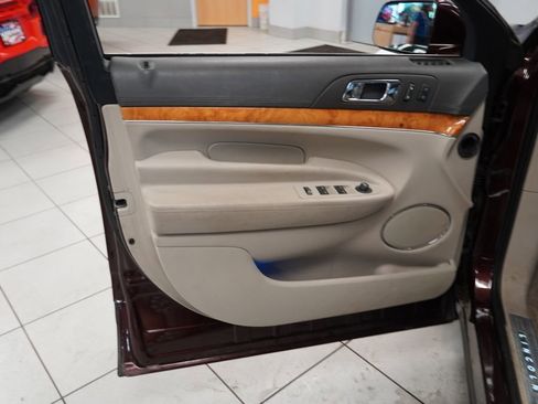 Used 2010 Lincoln MKT 2WD image 5