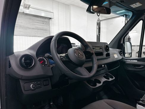 Used 2025 Mercedes-Benz Sprinter 2500 image 10