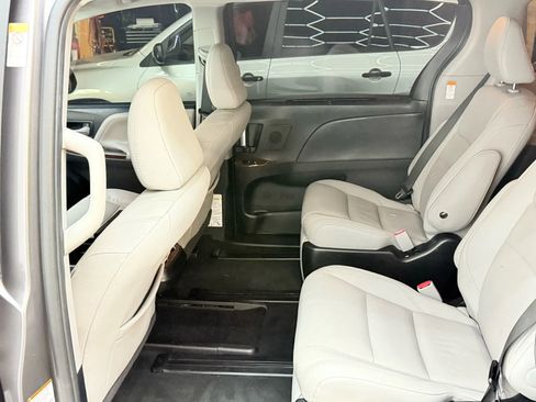 Used 2017 Toyota Sienna Limited Premium image 18