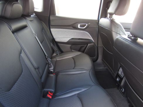 Used 2025 Jeep Compass Latitude image 11