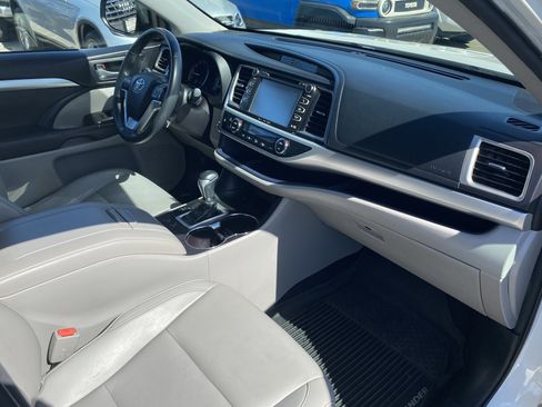 Used 2016 Toyota Highlander XLE image 19
