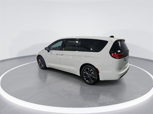 New 2026 Chrysler Pacifica Select image 6