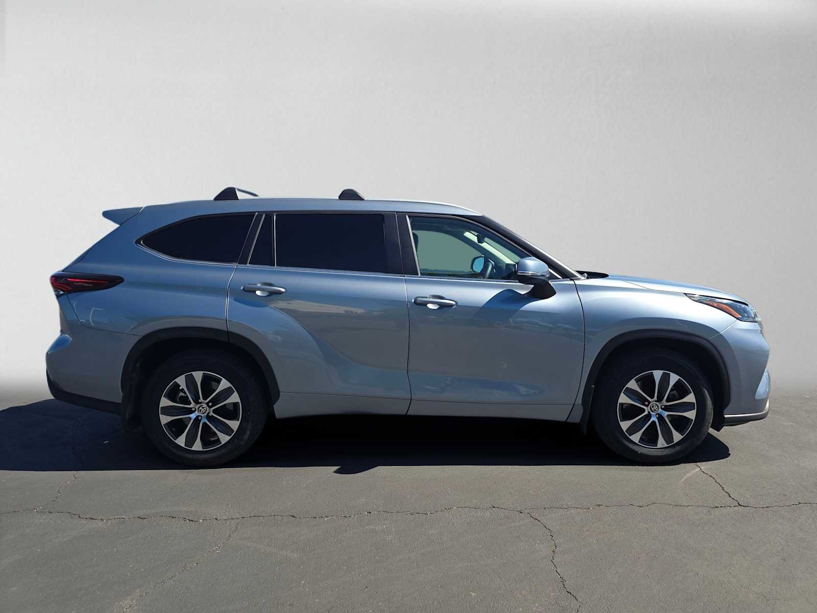 Used 2024 Toyota Highlander XLE FWD image 2