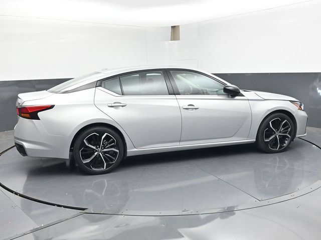 Used 2025 Nissan Altima 2.5 SR FWD image 3