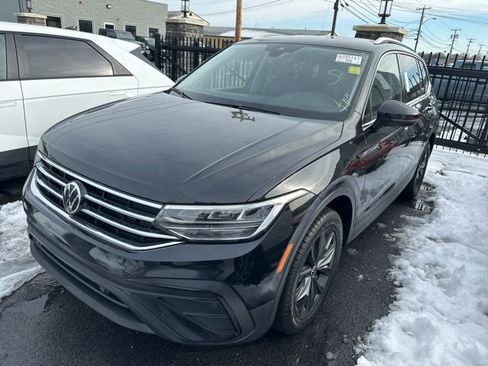 Used 2024 Volkswagen Tiguan SE image 3