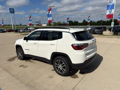 Used 2019 Jeep Compass Latitude w/ Popular Equipment Group AWD/4WD image 7