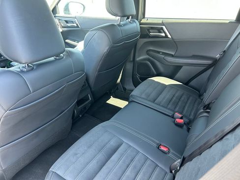 Used 2025 Mitsubishi Outlander 4WD Plug-In Hybrid image 33