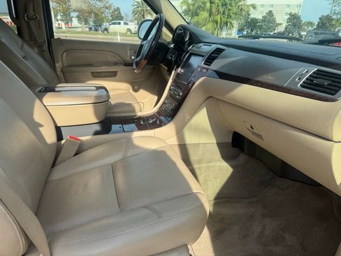 Used 2013 Cadillac Escalade Premium image 11